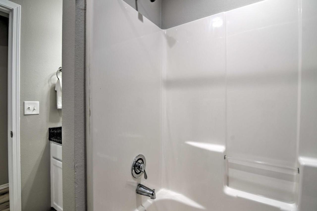 Apartment With Patio, 4 Mi To Silver Dollar City! Branson Bagian luar foto