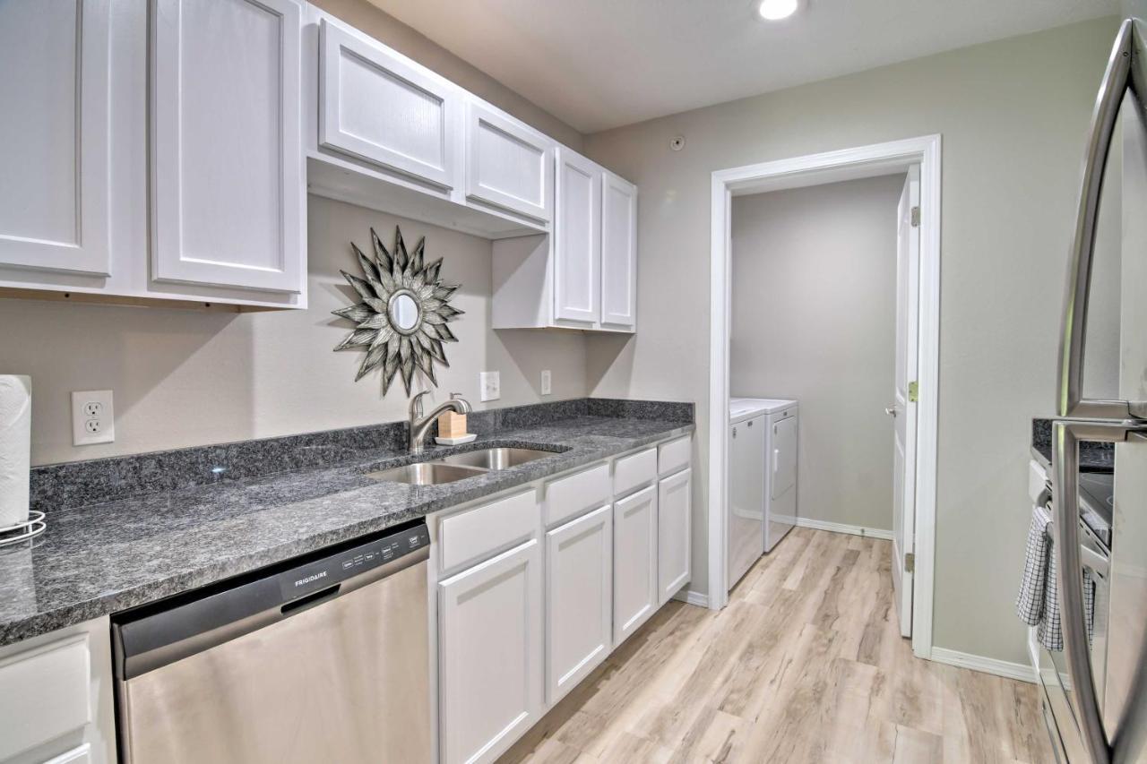 Apartment With Patio, 4 Mi To Silver Dollar City! Branson Bagian luar foto