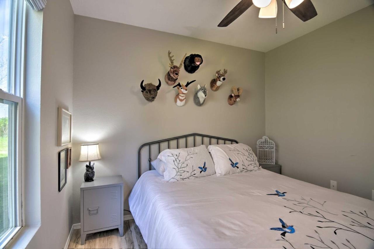 Apartment With Patio, 4 Mi To Silver Dollar City! Branson Bagian luar foto